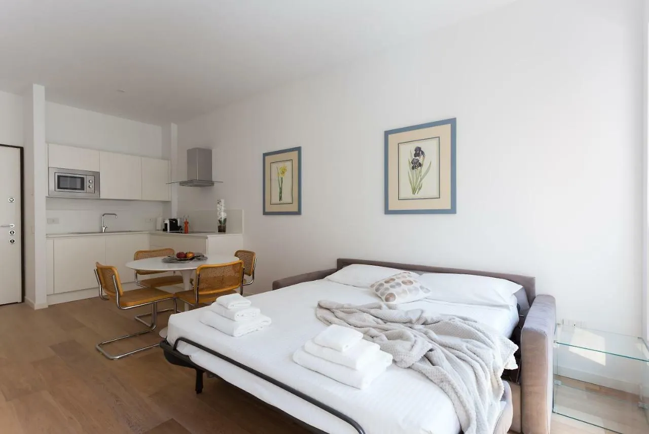 Meravigli 16 - Apt B - Duomo City Center Elegant Apartment Milan Italy